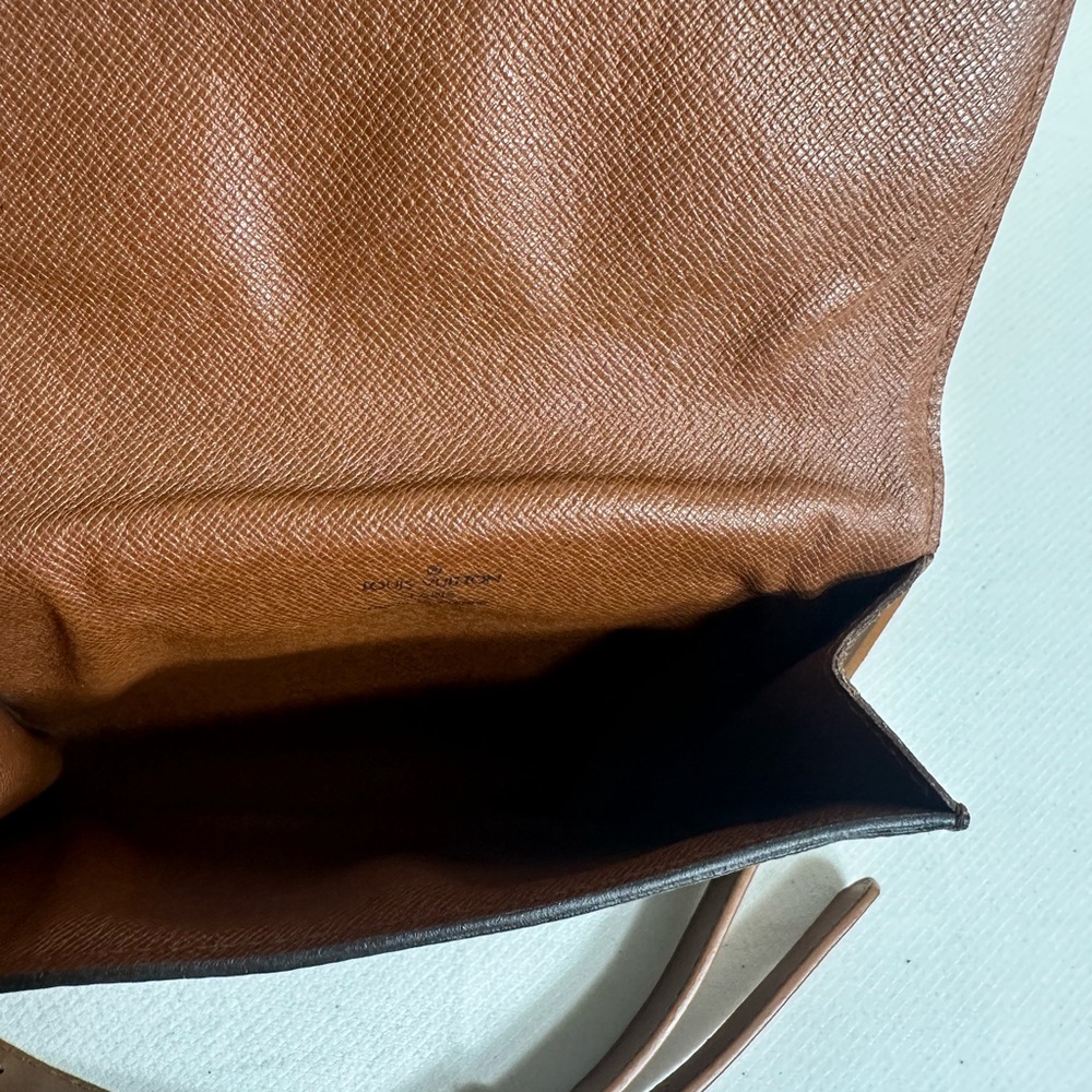 Louis Vuitton Purse - Picture 9 of 11